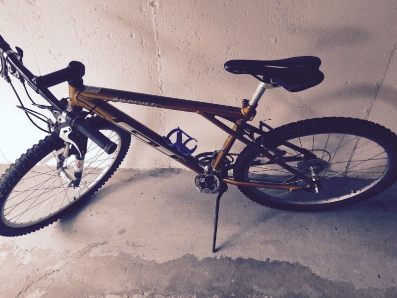 GT Ricochet Gold Color Edition Mens Mountain Bike