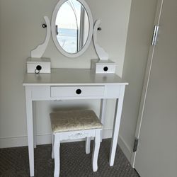 Make Up Desk With Drawers And Chair