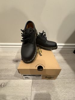 Dr. Martens Low Tops