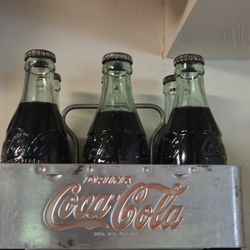 Vintage COCA-COLA Metal 6-Pack Bottle Carrier With 6 Full Bottles
