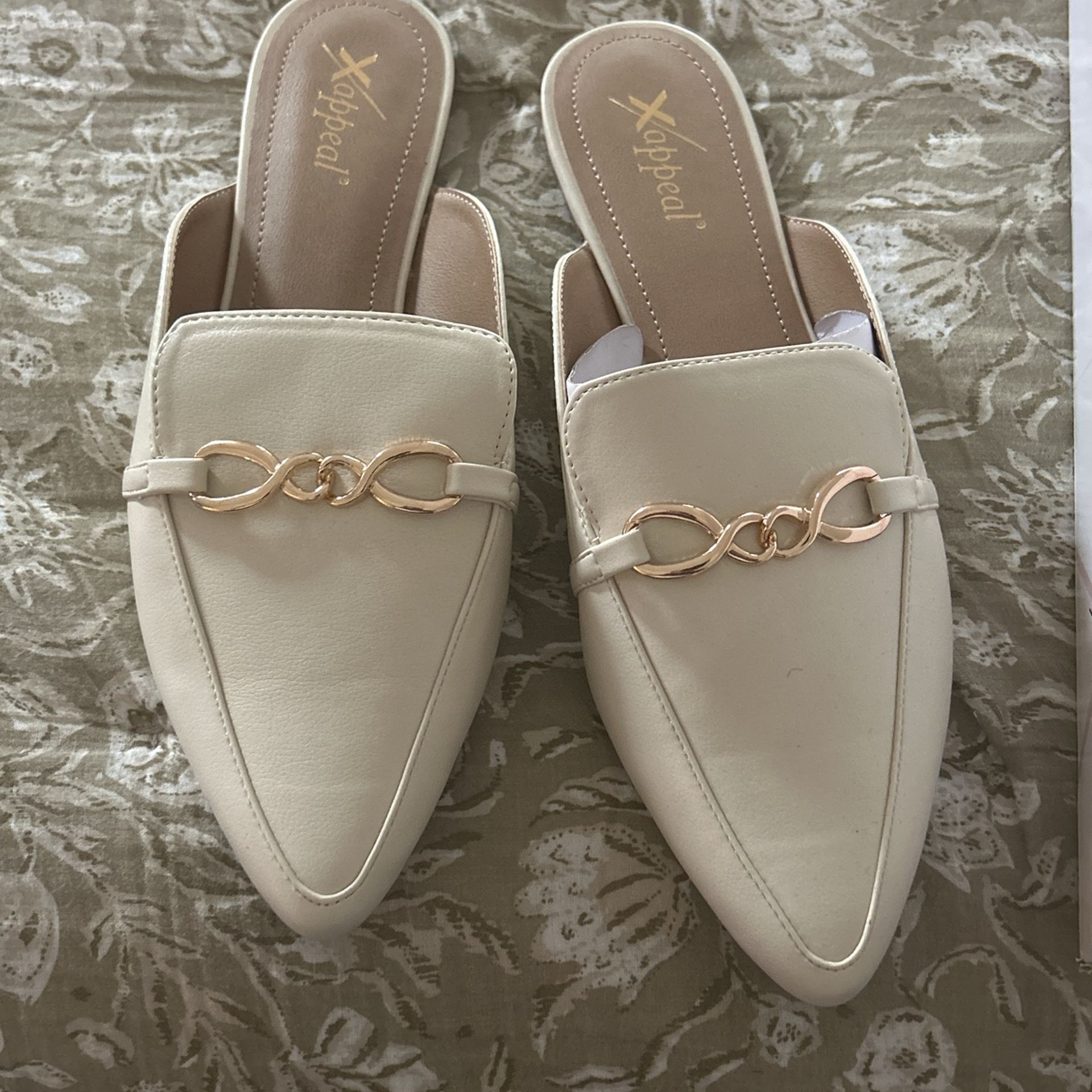 Grace Lynn Ivory Flats Size 11