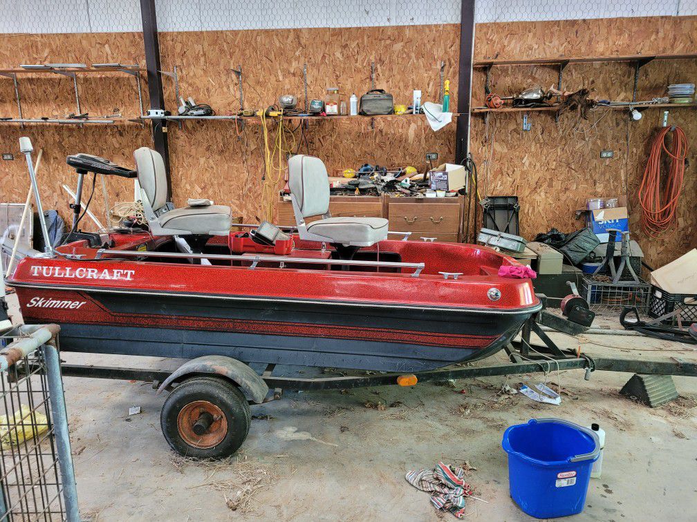 Photo Fishing Boat With Trailer