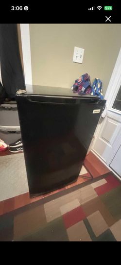 Magic Chef larger mini fridge with freezer cools & freezes as should no shelf hence price