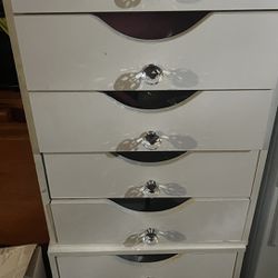 2 storage drawers 