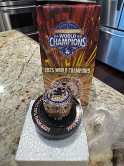 Trade my Dodgers Yamamoto 2025 ring for your Will Smith 2025 ring new in box