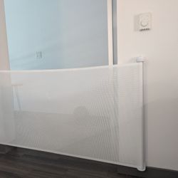 Retractable Dog & Cat Gate – 33” (White)