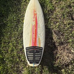 Surfboard - Shortboard 5”8 26L (fins & leash)
