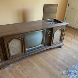 Old Tv Still Works Record Player And Radio