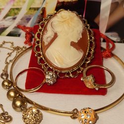 #2397, VICTORIAN LOT OF 5 ITEMS, CAMEO, RINGS, BRACELET, NECKLACE. 