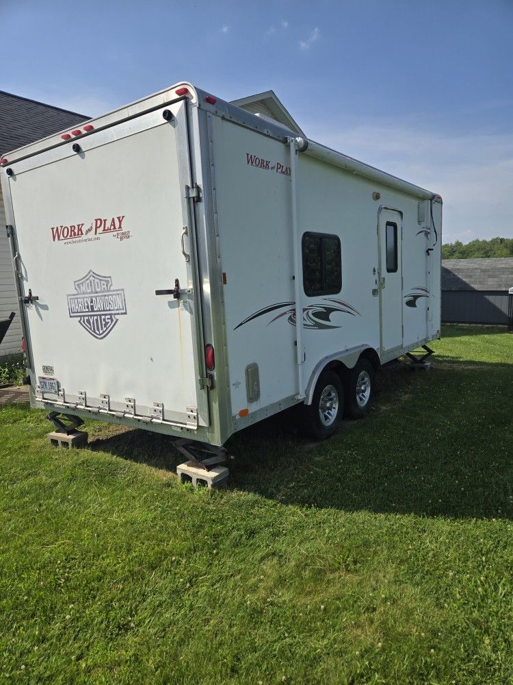 Toy HAULER CAMPER