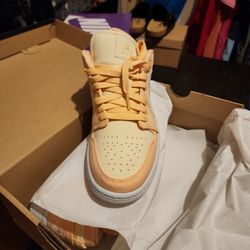 Womens Size 8.5 NIKE