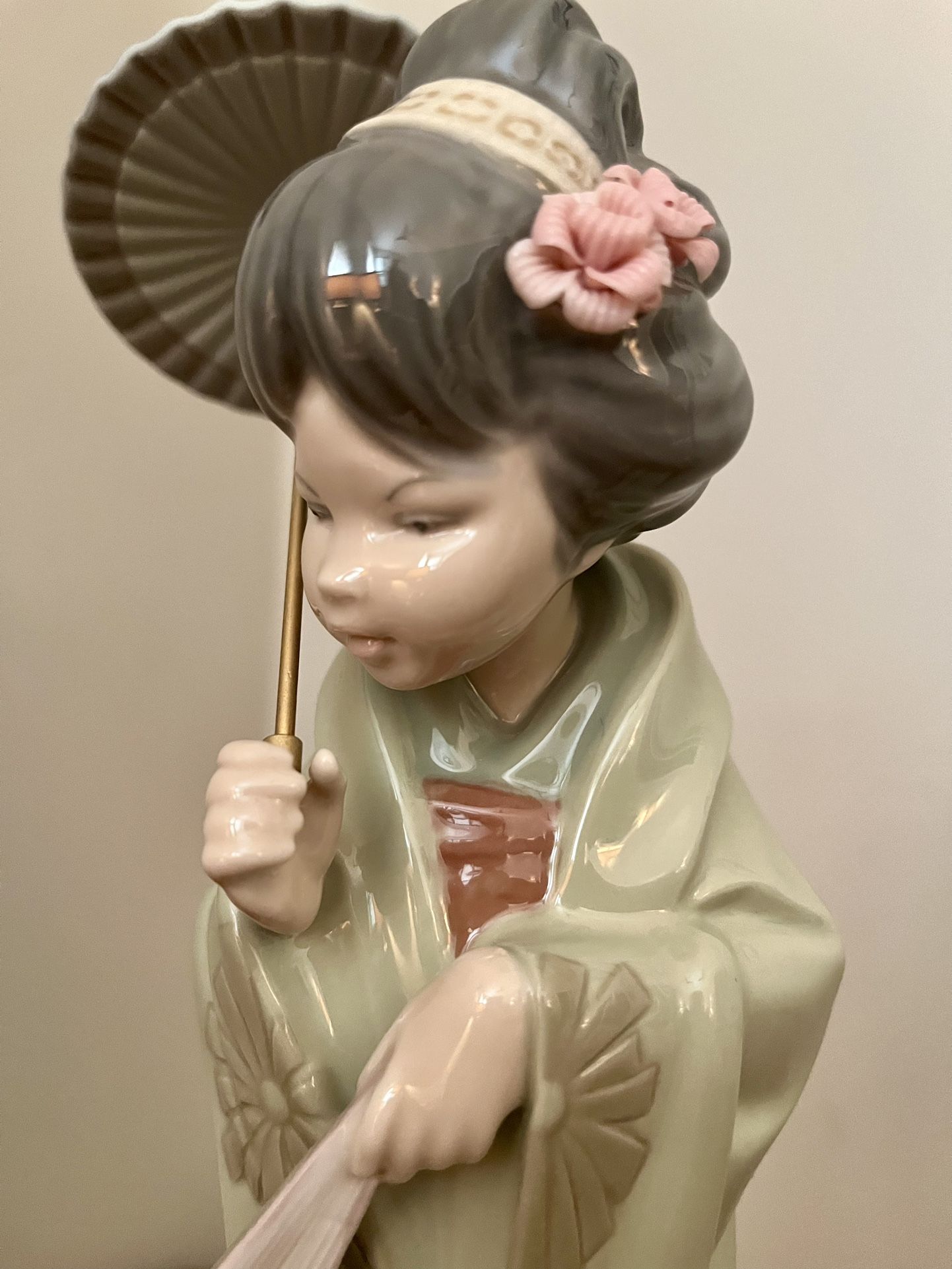 MINT Lladro Retired Spring Japanese Geisha Girl With Umbrella #4988. PRICE DROP!!!
