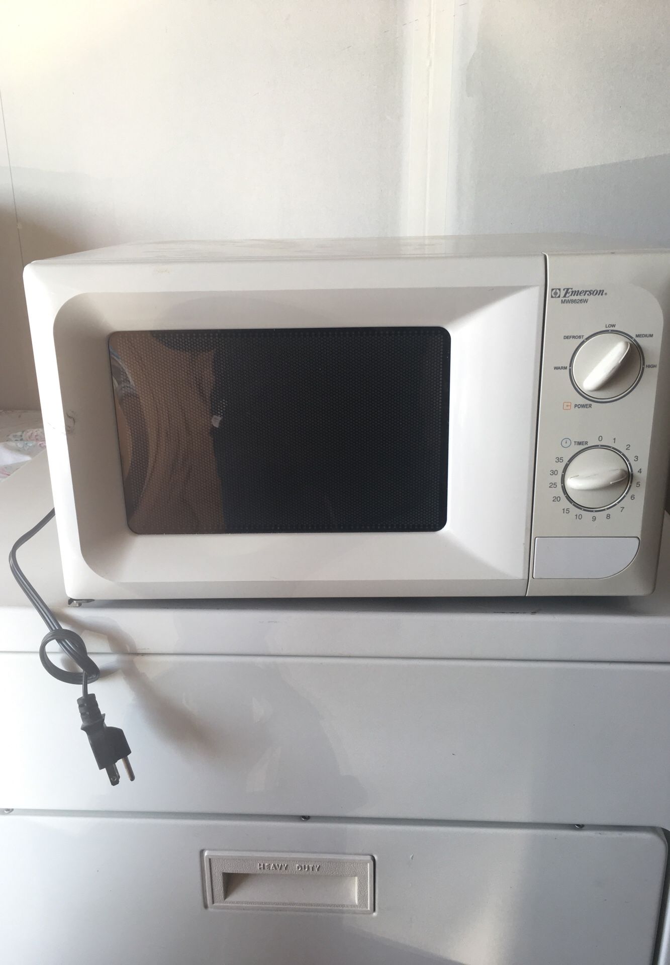 Emerson MW8626W Compact Microwave Oven