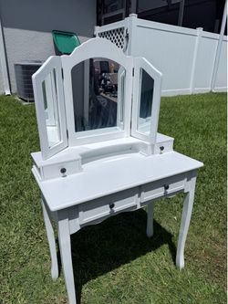 Selling a White Vanity with 4 Drawers + Mirror /