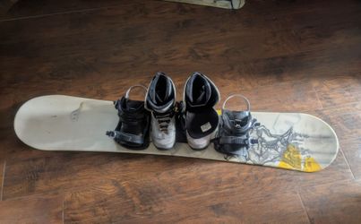 Complete Snowboard Setup / Snowboard & Size 7 Boots, helmet and goggle(Great Condition!)