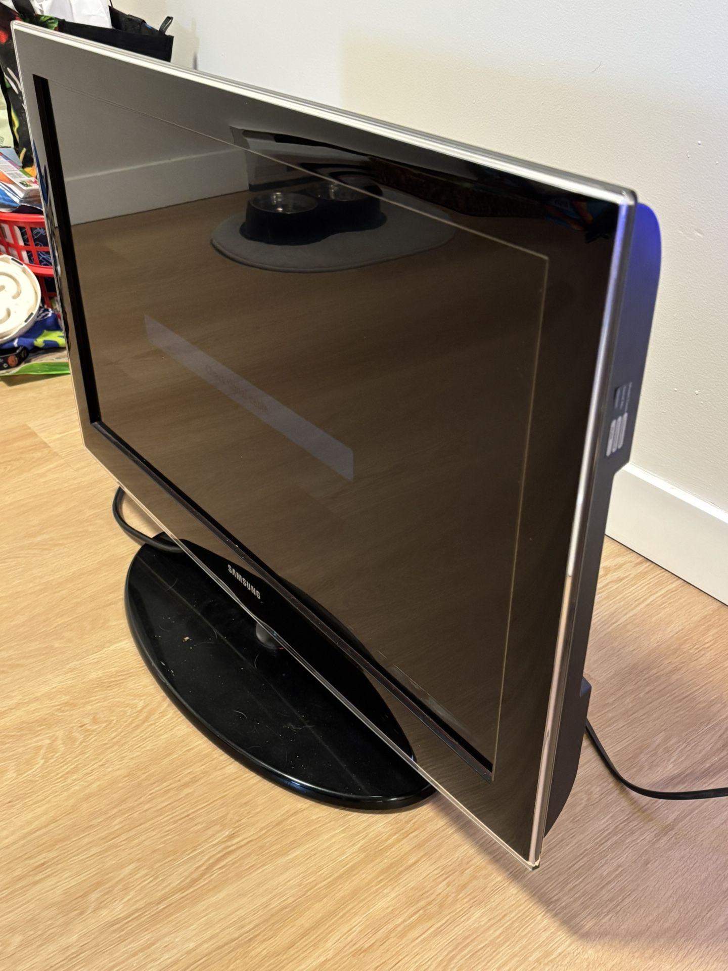 32” Samsung Flat Screen Tv