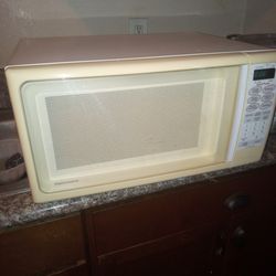 A Working Creamy Tone Microwave 