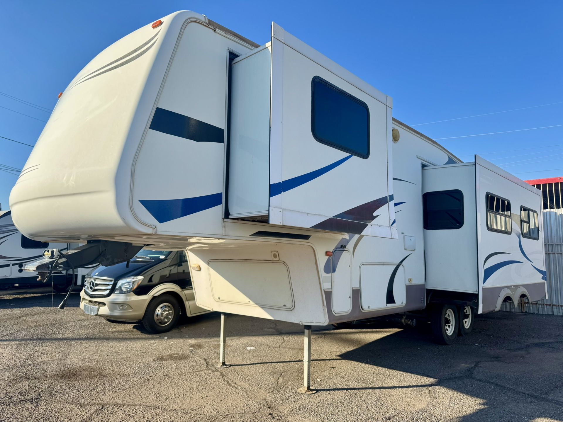 2005 keystone Montana mountaineer 32ft 5ft wheel has 2 large slideouts