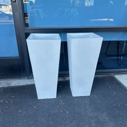 Set Of 2, White 24in Planters 