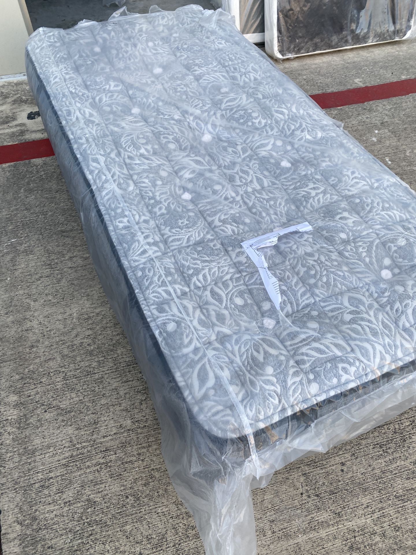 Overstock Display Twin Xl Plushtop Mattress for Sale in San Antonio, TX