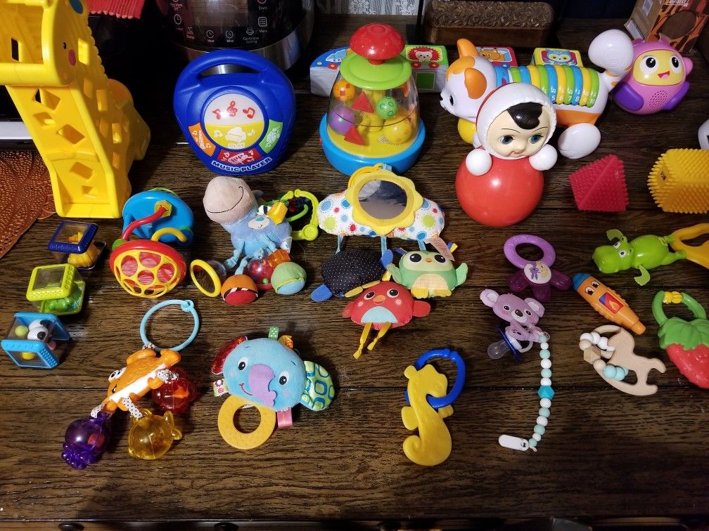 Children's toys from 0 to 12 months. + baby carousel in the crib