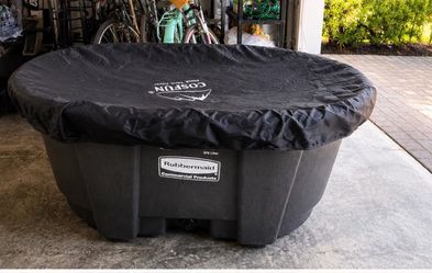 Rubbermaid 100 Gallon Stock Tank w/ Cover • Great Condition