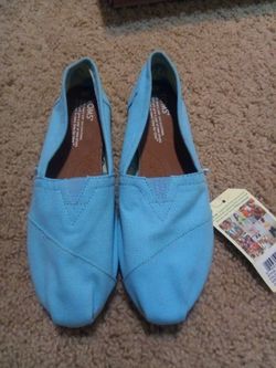 NWT toms