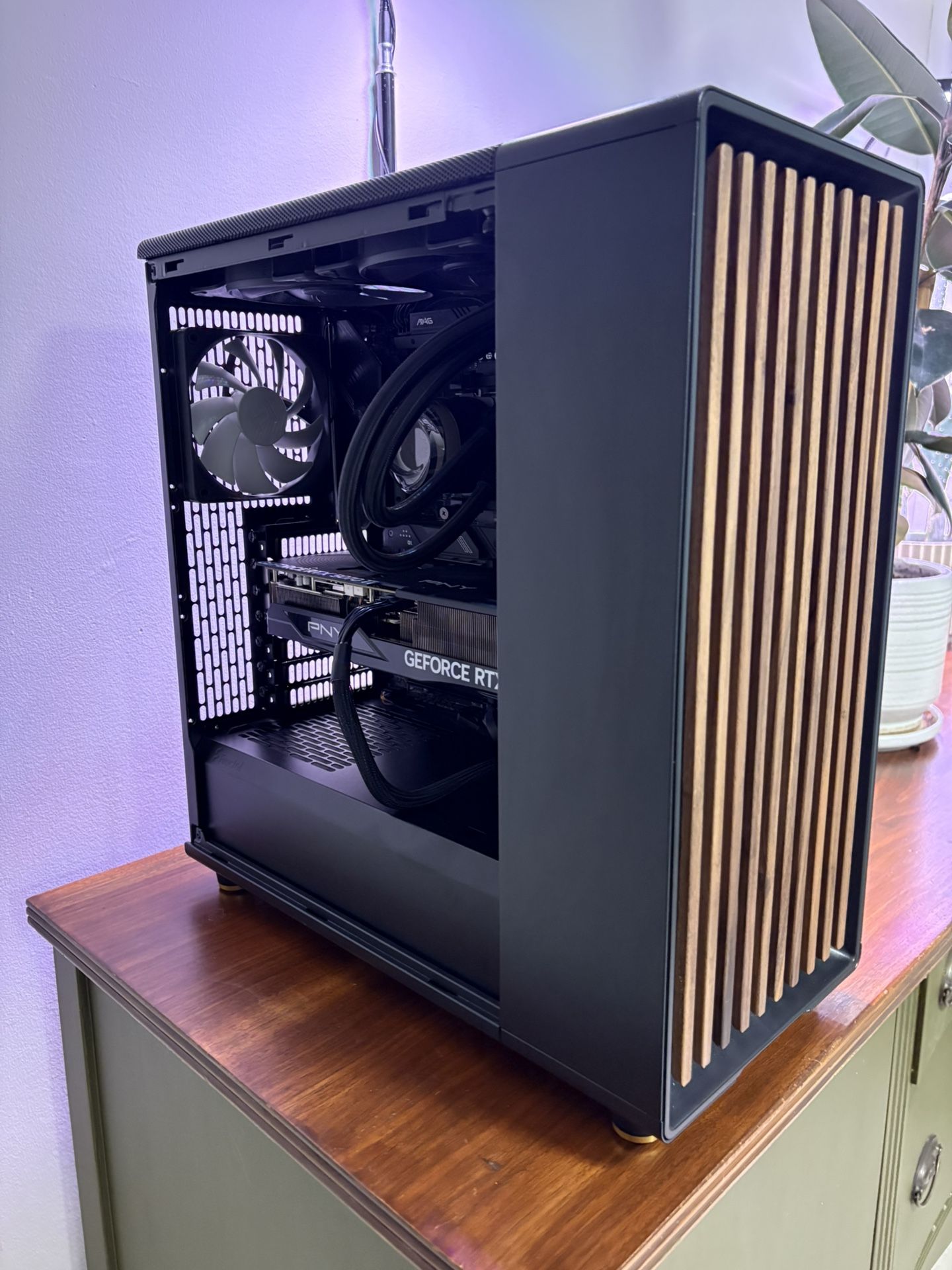 RTX 5070TI | Ryzen 7 7700X | 32GB DDR5 | 2TB SSD | 750W PSU | 5 x Fans | Fractal North ATX TG