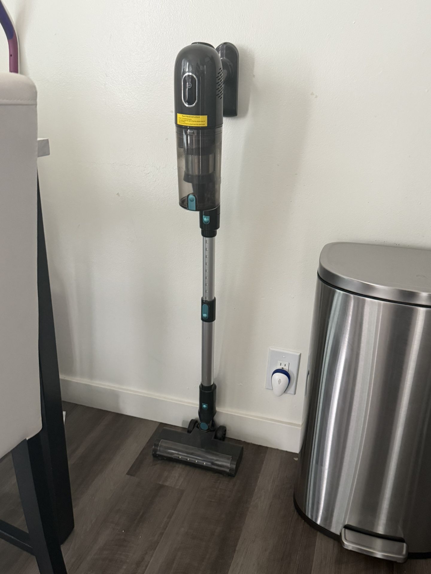 Cordless vacuum