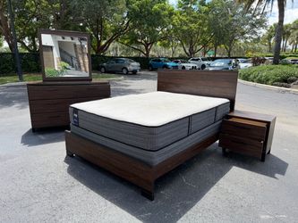 Beautiful Bedroom Set Queen Size Dark Brown Color In Excellent Condition by Coaster Furniture