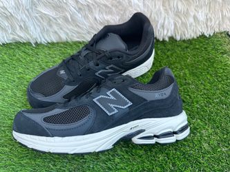 New Balance Men 2002R size 8