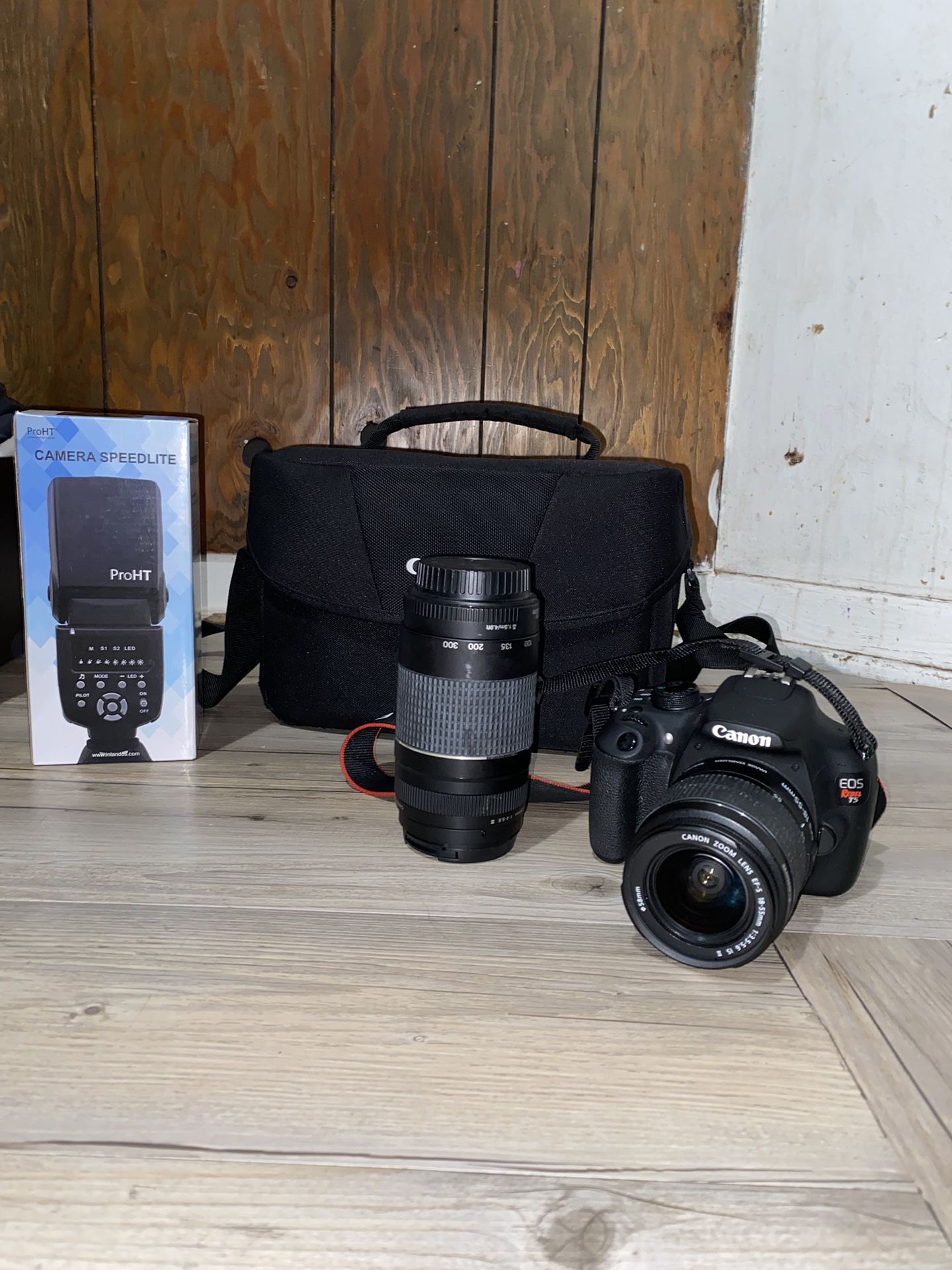 Camera Black Rebel T5 SLR Camera Bundle