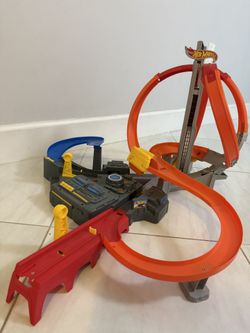 Hot Wheels Car Tracks + bonus( 7 Hot Wheels Cars)