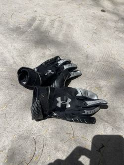 Under Armor Medium Sports Football Gloves 