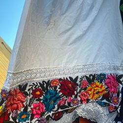 A nice flower dress for maybe you could use it on get Martos. It’s white with nice flowers maybe a extra large or large.
