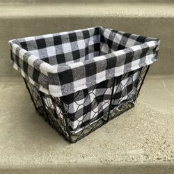 Metal farmhouse checkered chicken wire basket