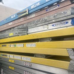 Escaleras, de ocho pies de aluminio y de fibra de vidrio, y también están unas nuevas de doble subid