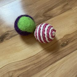 Cat Toy Balls With A Bell In Them