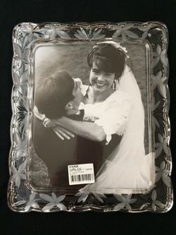 NEW Mikasa Frame 8x10