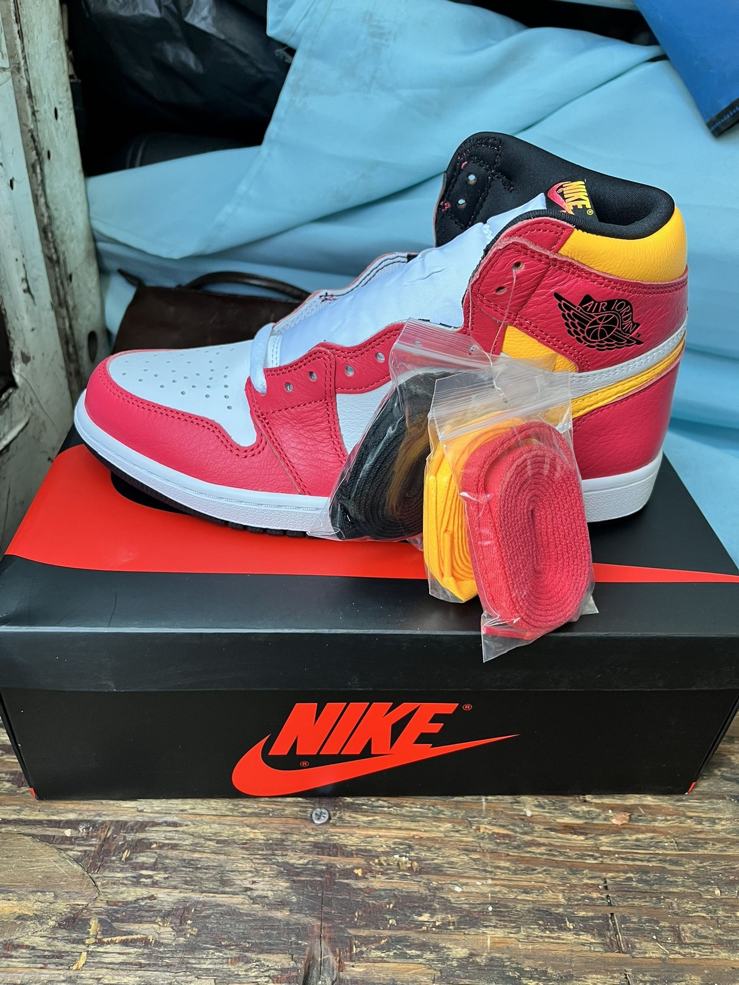 Air Jordan 1 Retro High OG Light Fusion Red