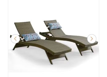 Set of 2 Brown wicker patio Chase lounges (79 x 25)