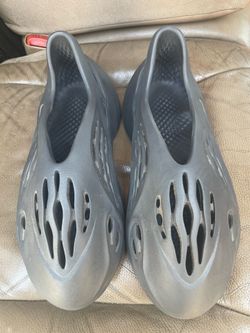Yeezy FoamRunners sz9