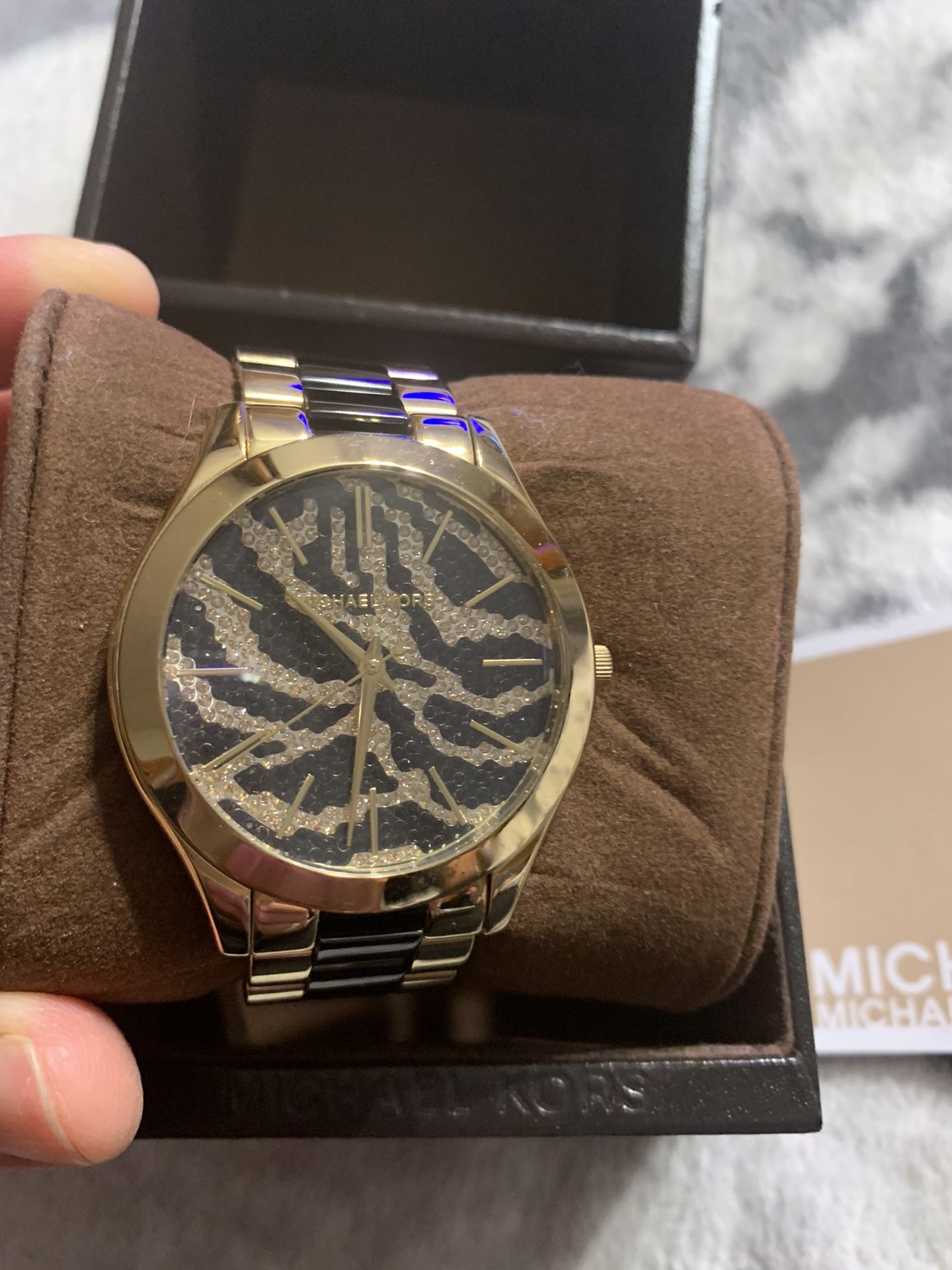 Beautiful Michael kors watch excellent condition needs battery comes with extra links