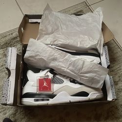 Good condition Jordan 4s - white and black - size 10 US