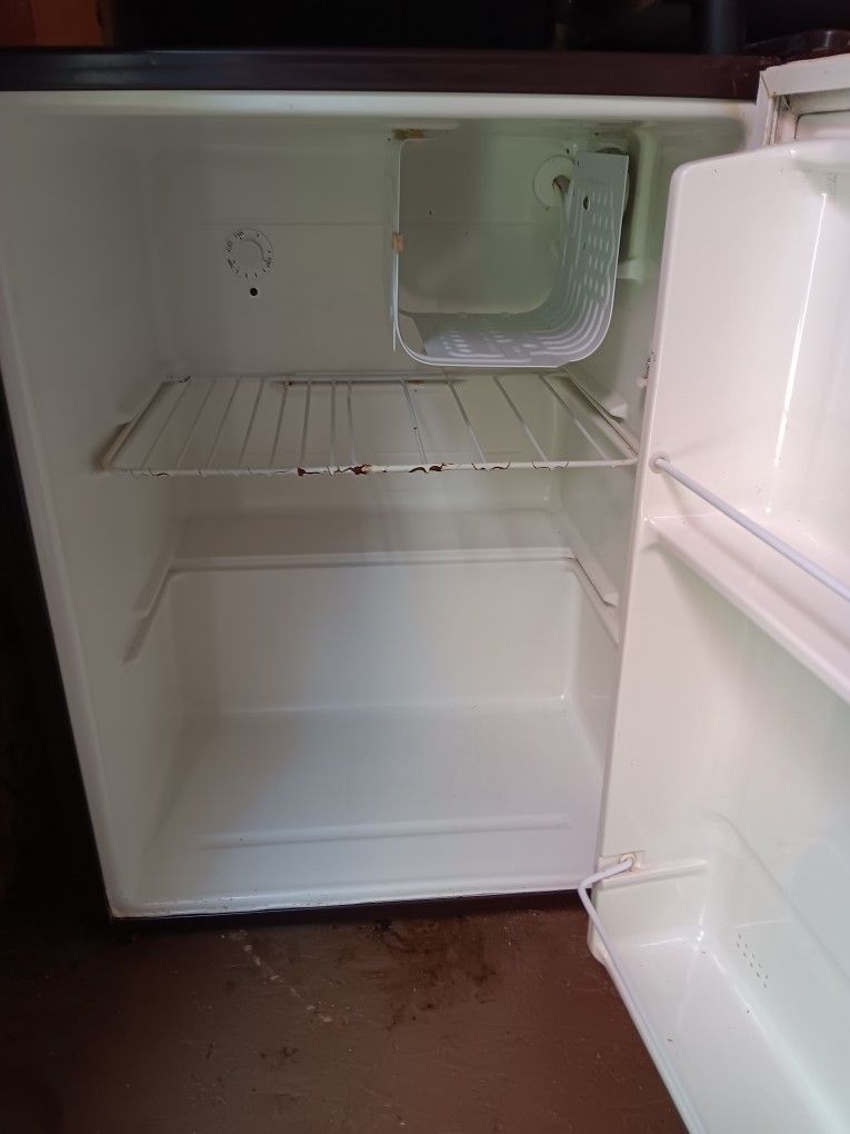 Small Refrigerator 23×19×18 Inches