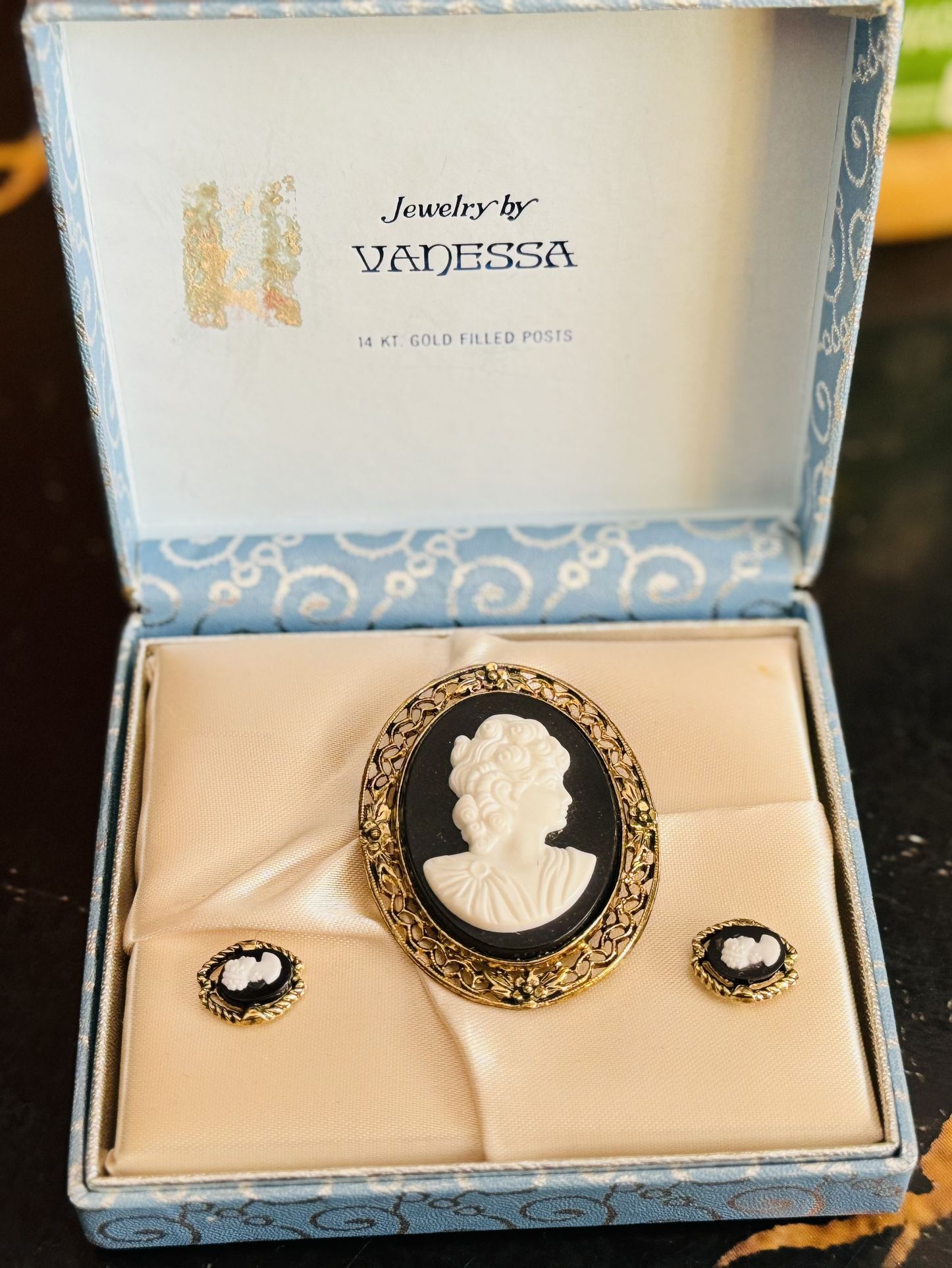 Vintage Cameo brooch pin with Two earrings