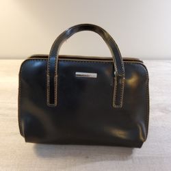 Nice Nine West Purse Its All Leather  .     Size  . 8"×  4" .