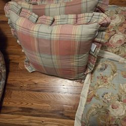 Heavy Comforter With Pilllows And Shams