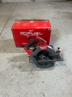 Milwaukee M18 FUEL 18V Lithium-Ion Brushless Cordless 7-1/4 in. Circular Saw (Battery Not Included)