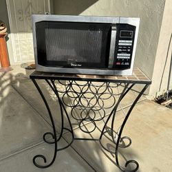MAGIC CHEF MICROWAVE OVEN 1.6 cu. ft.  